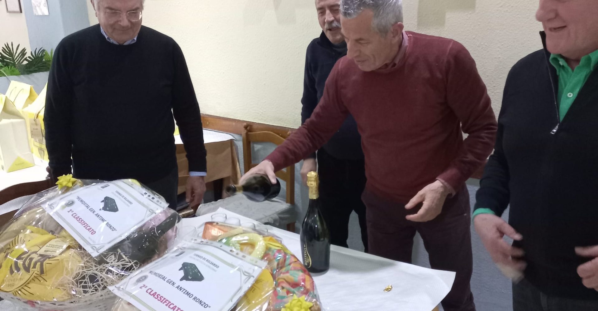 Il momento della premiazione del primo e secondo classificato al torneo di biliardo del circolo nazionale di Caserta